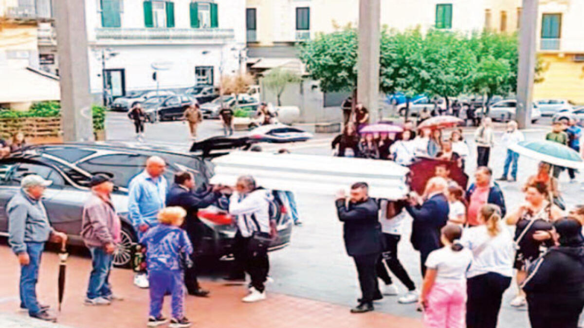 Il lungo addio al 16enne precipitato dalla finestra a scuola - 