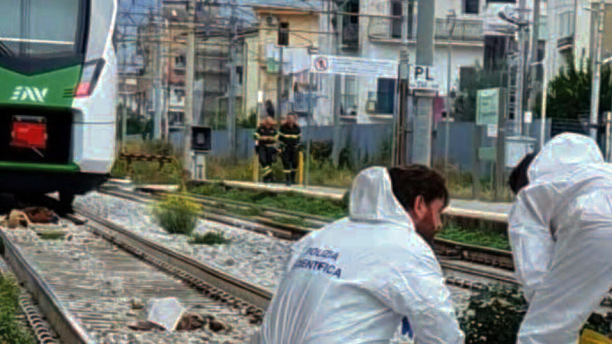 Attraversa i binari con le cuffiette e viene investito - 