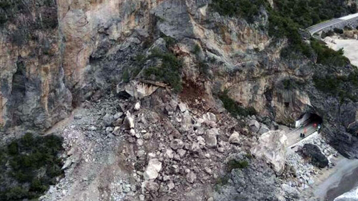 Crollano massi, finiscono sulla Statale e sfondano i guardrail - 