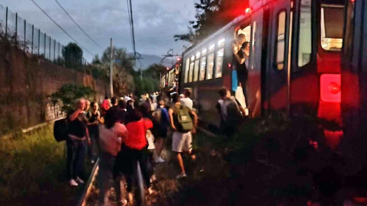 Avaria Circumvesuviana, passeggeri ancora a piedi sui binari - 