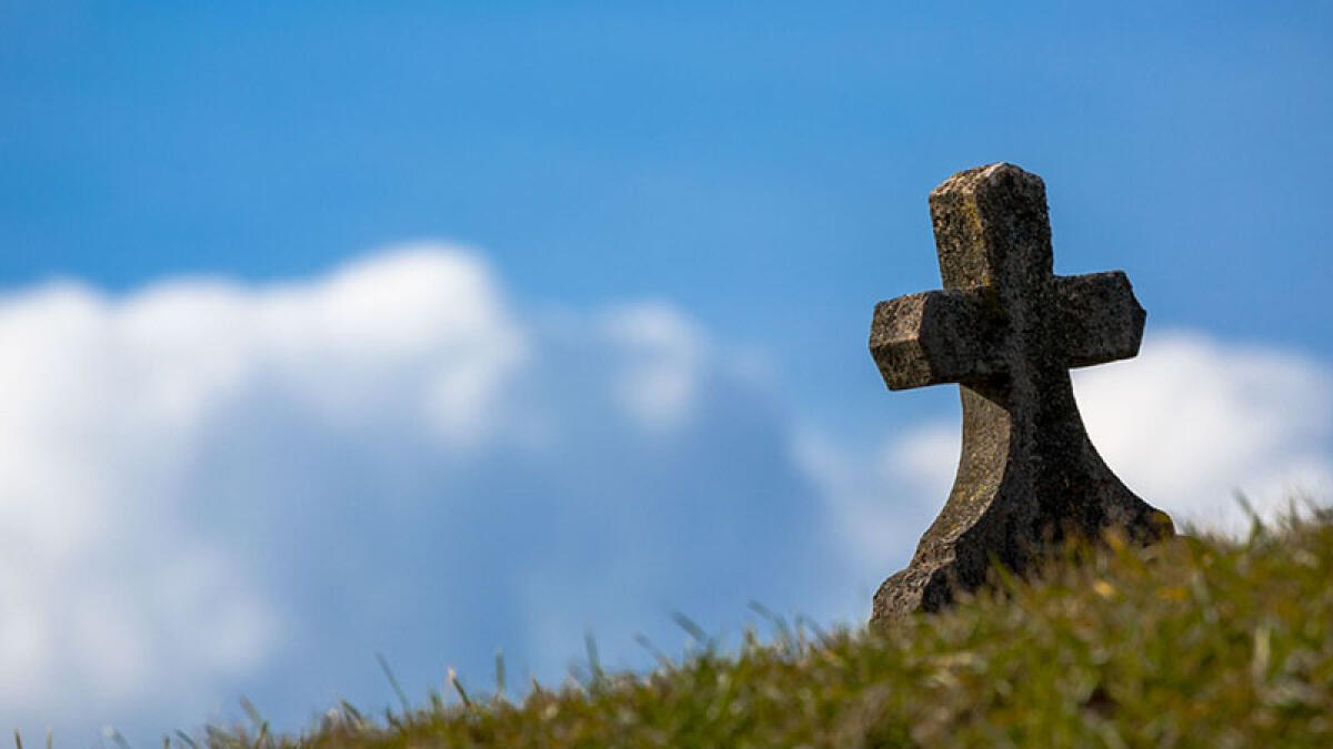 Donna trovata morta davanti alla tomba di famiglia - 