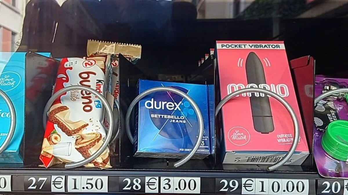 Distributore con giochi per adulti vicino a due scuole - 