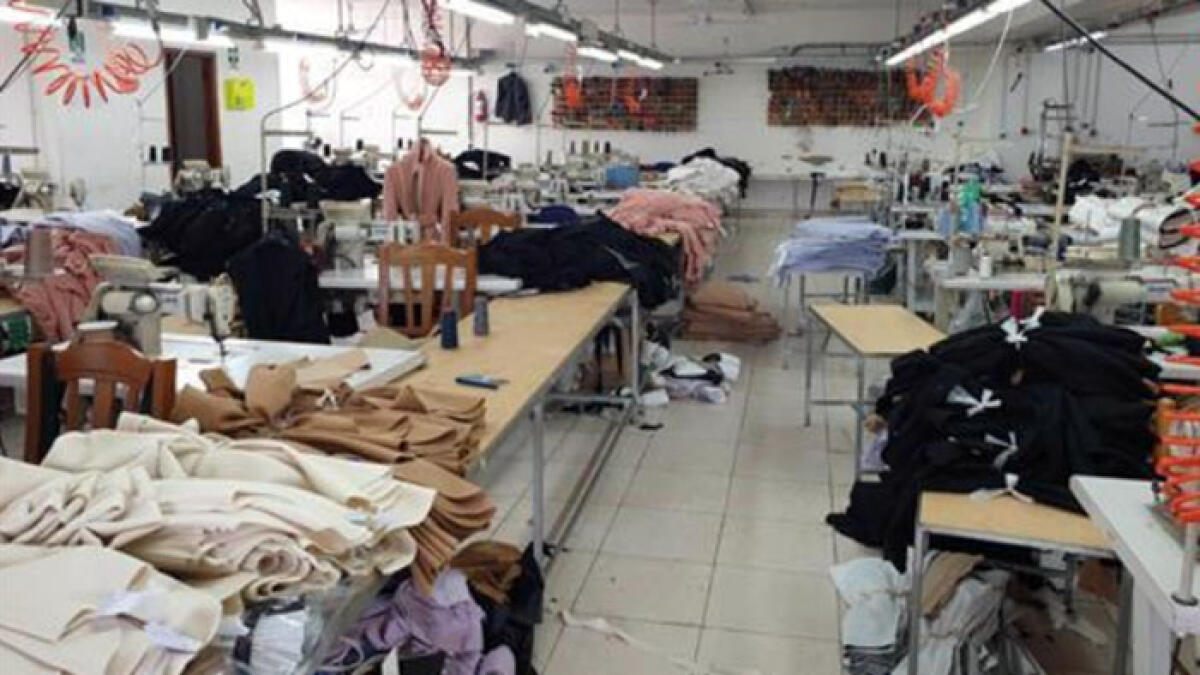 Palma Campania, 15 persone costrette al caporalato in fabbrica - 