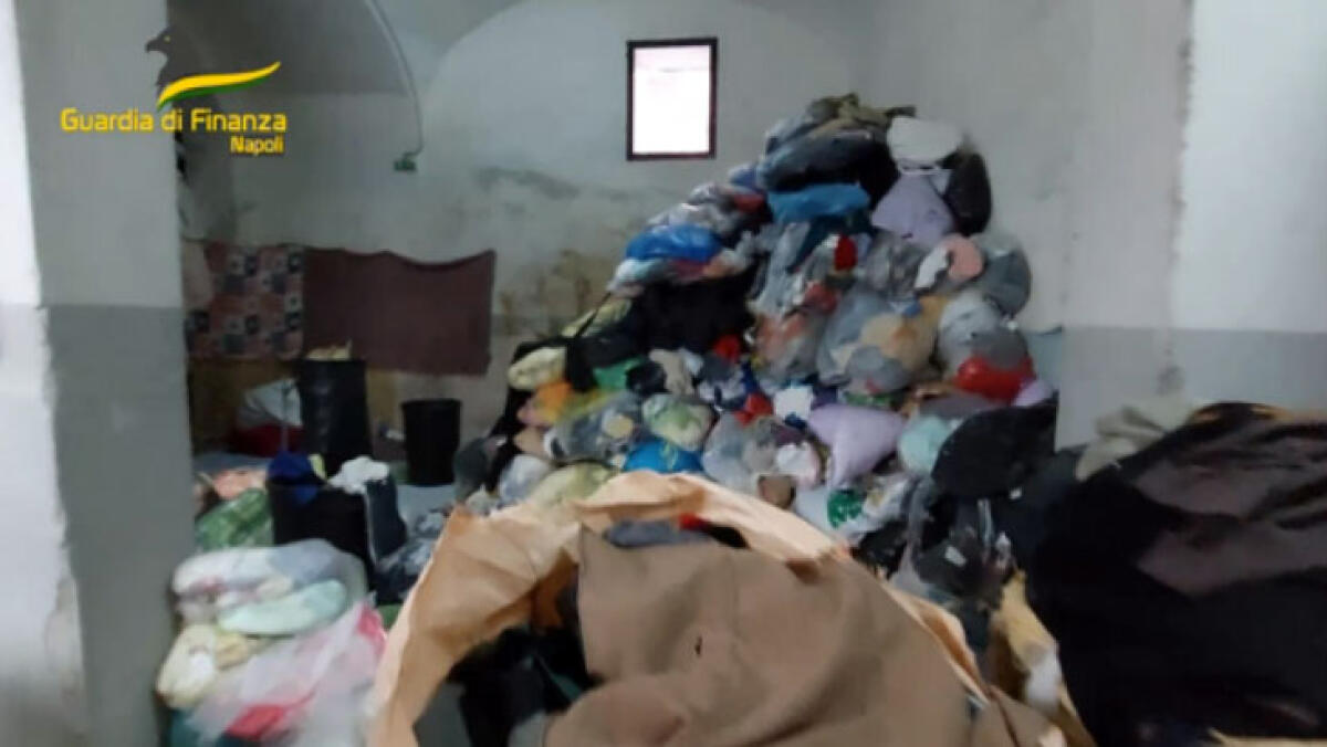 Sequestrate 17 tonnellate di indumenti usati nei Paesi Vesuviani - 