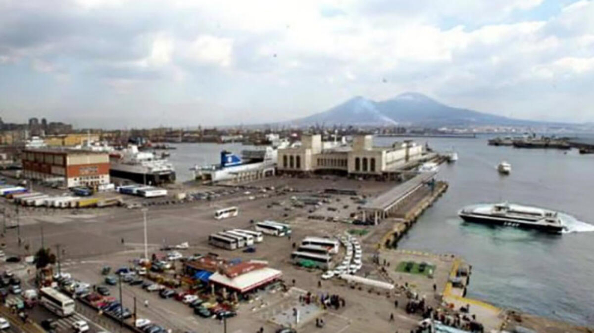 Operaio muore al porto travolto da un mezzo meccanico - 