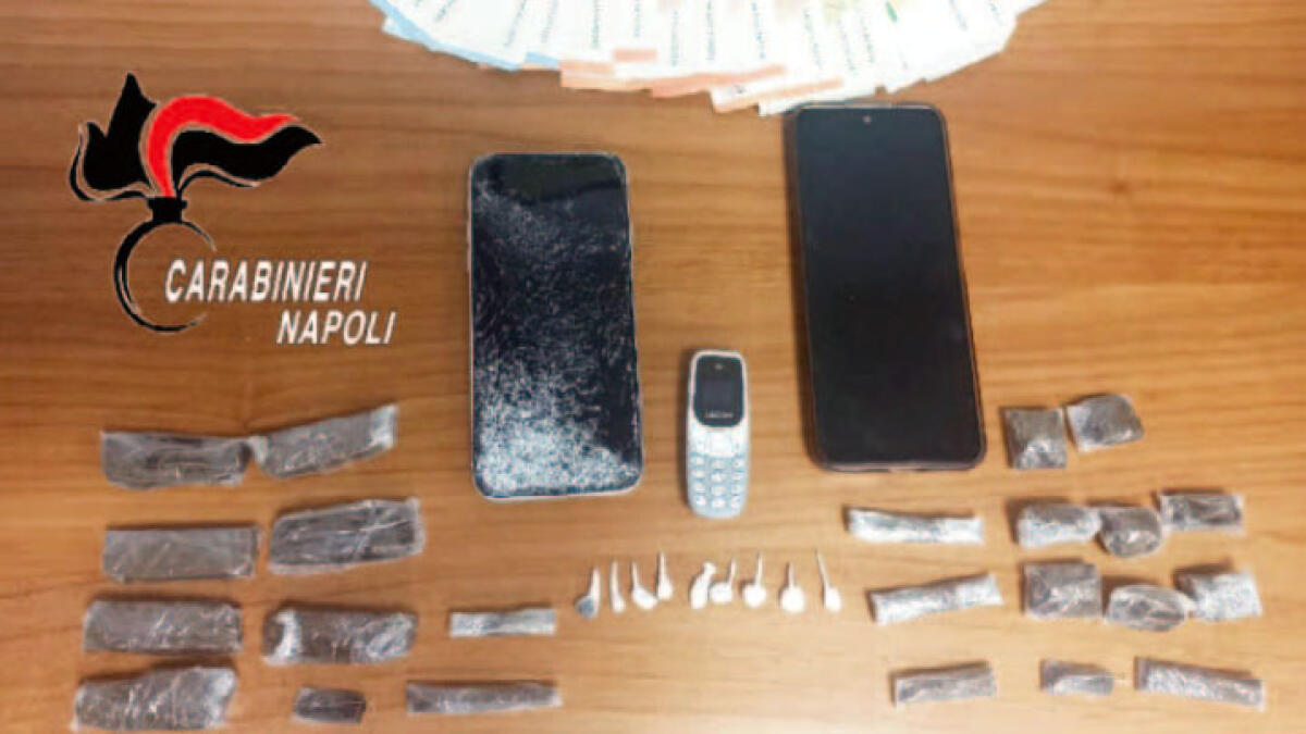 Smantellato punto di spaccio dietro a un portone nei Paesi Vesuviani - 