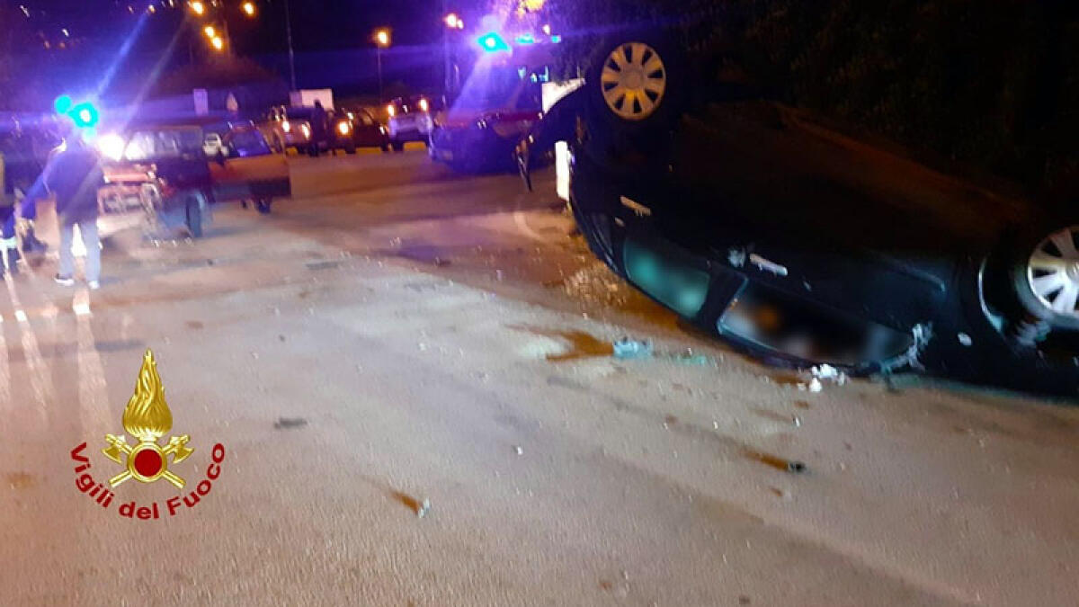 Auto si ribalta nella notte, a bordo due persone - 