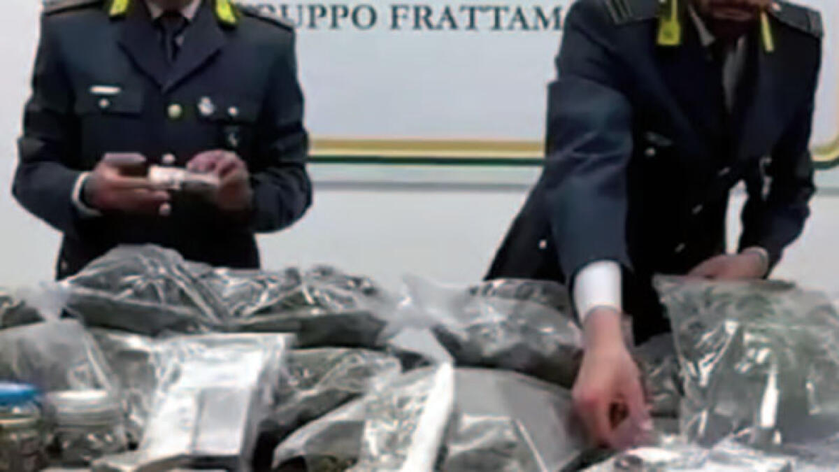 Dal Napoletano alla Francia, bloccato carico di droga - 