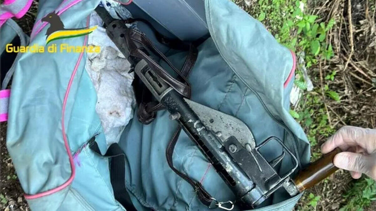 Trovata mitragliatrice in un terreno tra le auto rubate - 