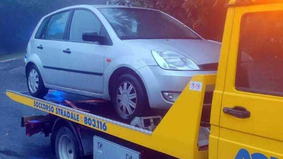 Inserisce la retromarcia e uccide la moglie - 