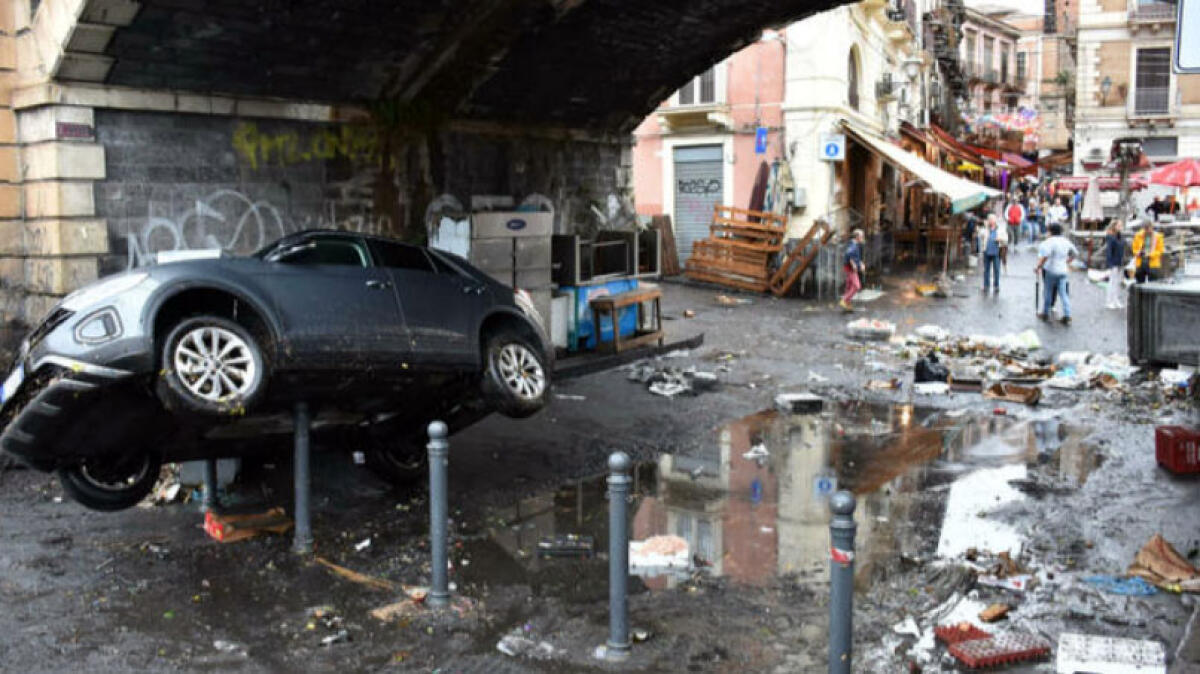 Mezzo Sud sotto i nubifragi: auto trascinate dall'acqua - 