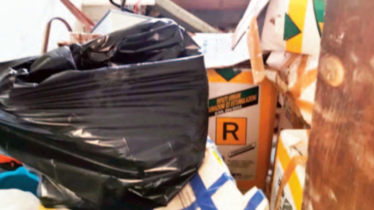 Il corpo di una donna "conservato" nel cimitero in un sacco della spazzatura - 