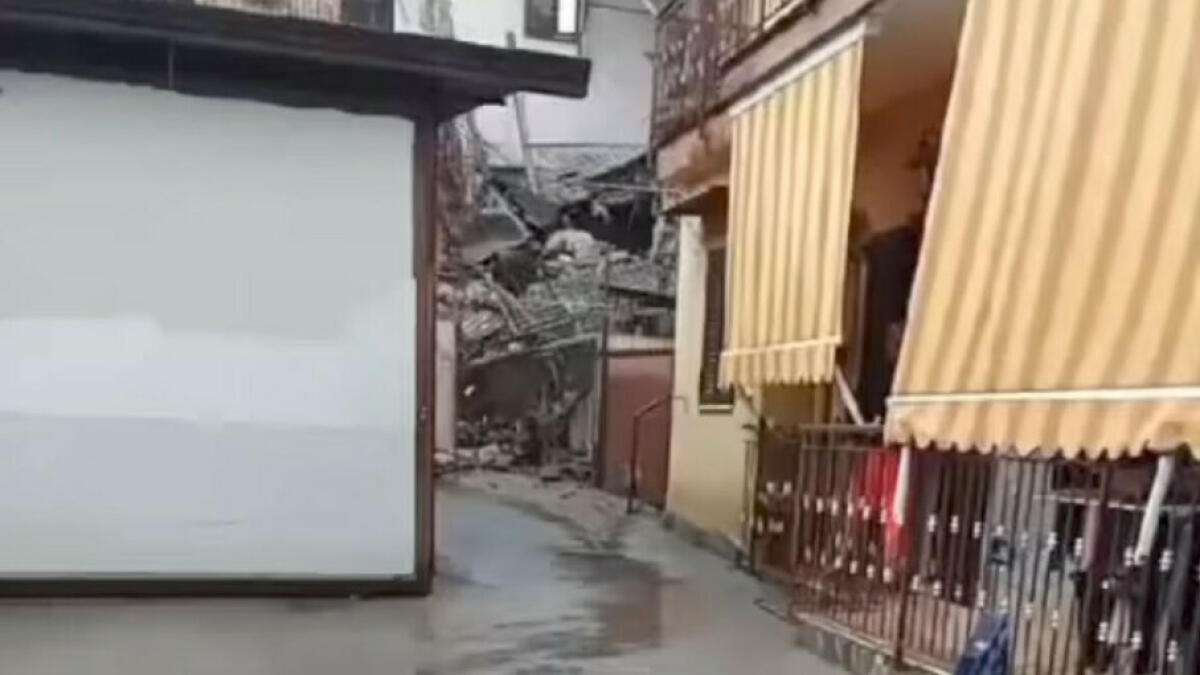 Crollo nel centro cittadino, giù un vecchio edificio - 