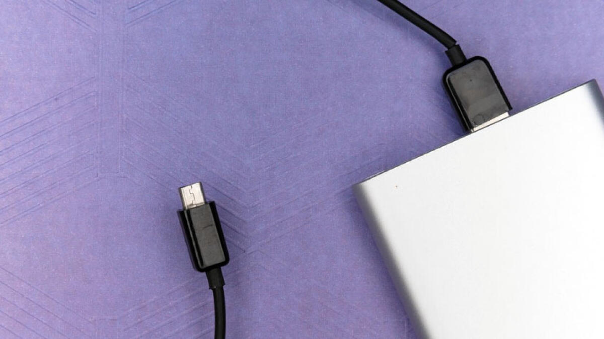 Esplode Powerbank al liceo, 7 alunni intossicati e due al pronto soccorso - 