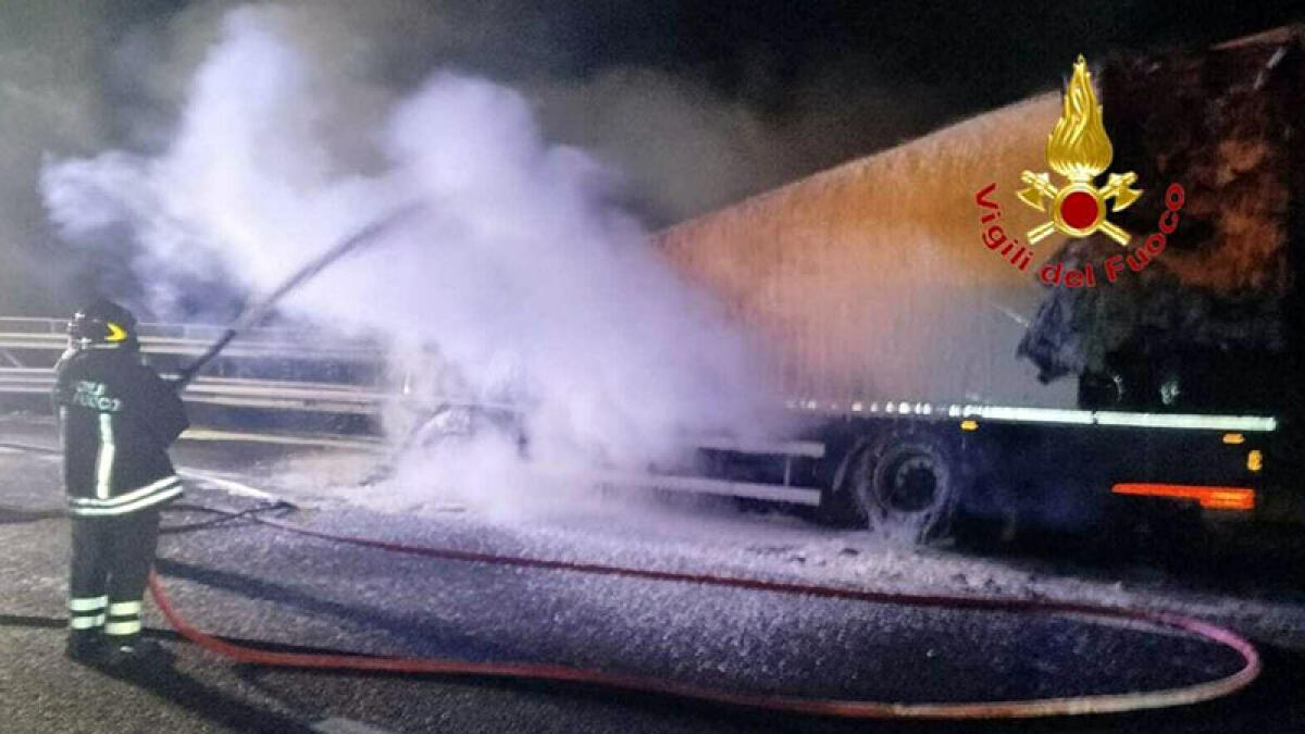 Camion frigo in fiamme sulla Napoli-Salerno - 
