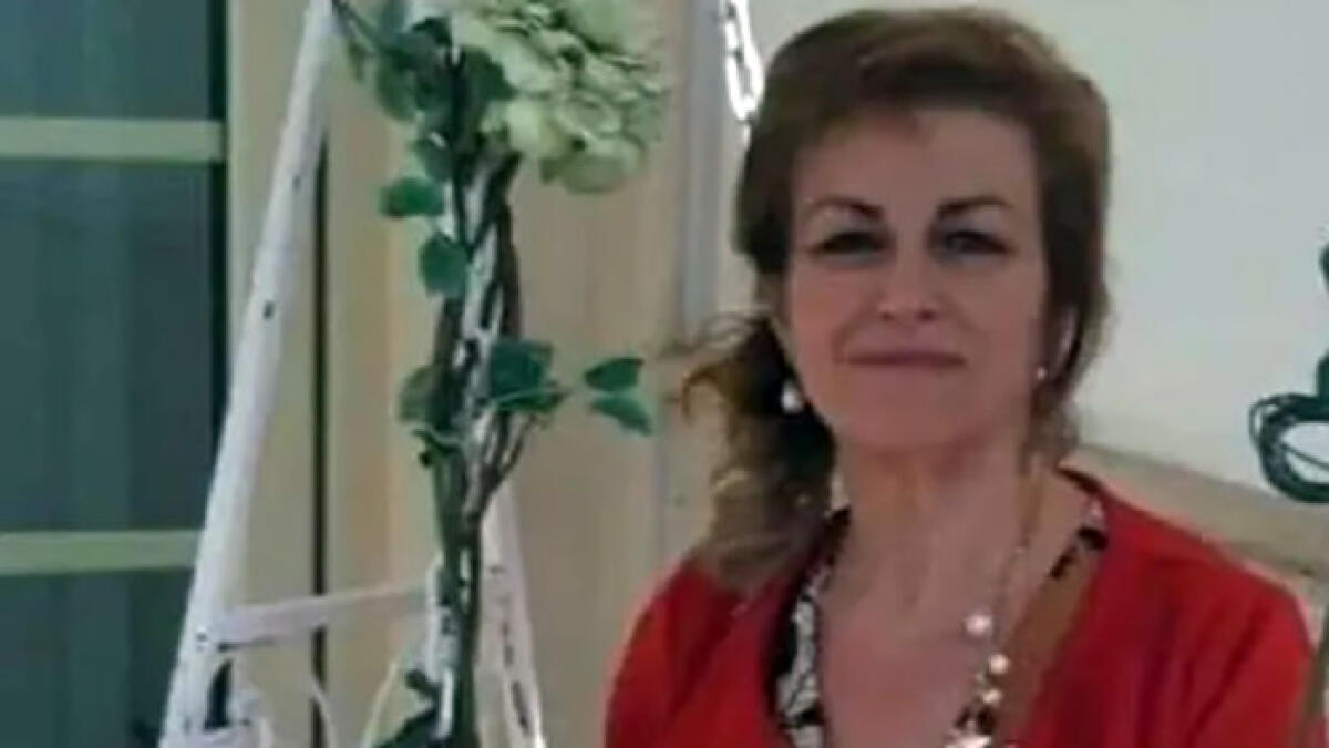 Dà fuoco alla moglie in auto, poi la finisce a mani nude - 