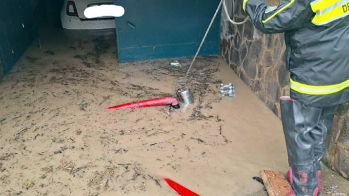 Il maltempo mette in ginocchio mezza Campania: fango nelle case e persone in trappola - 