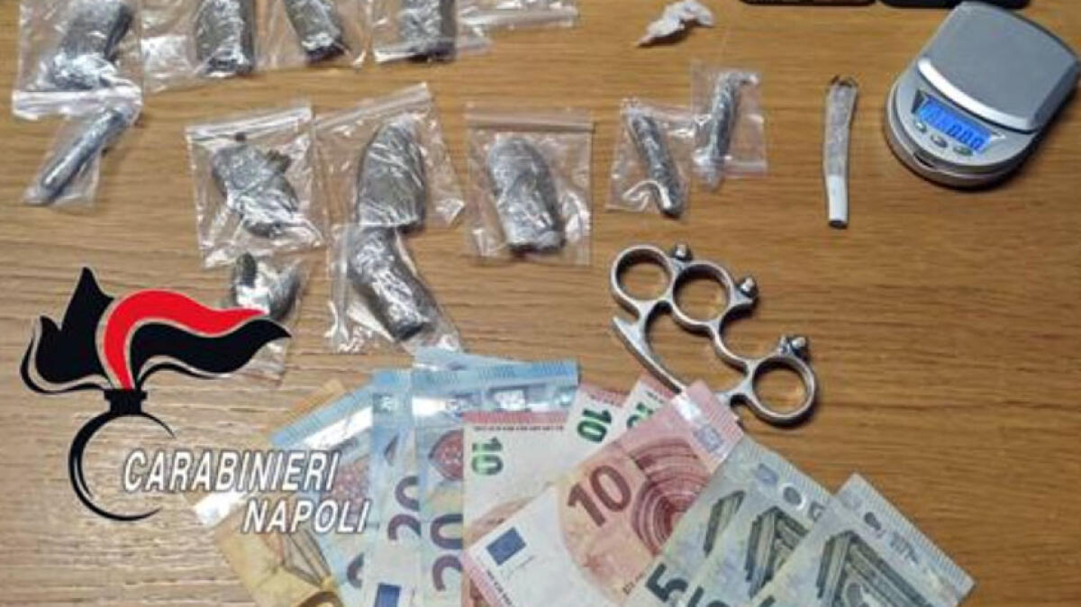 A Saviano attività di spaccio su un quaderno, il capopiazza ha 17 anni - 