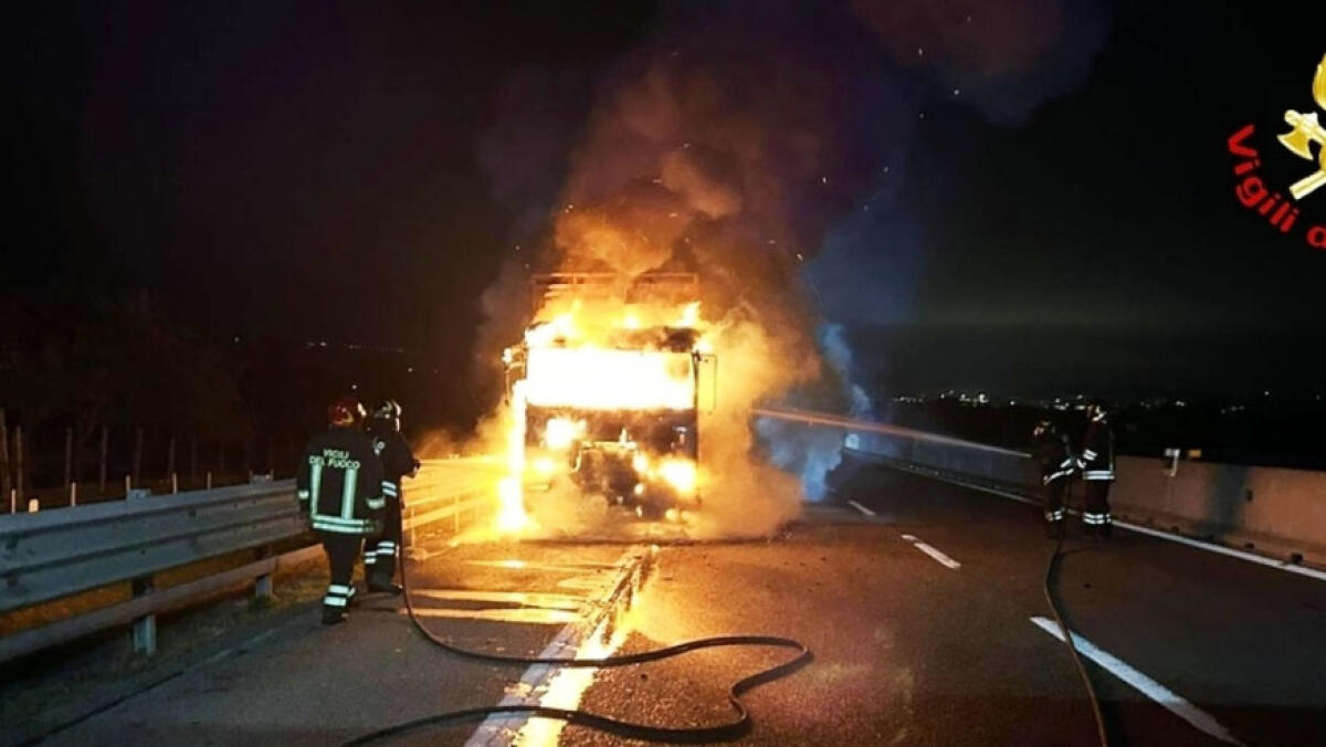 Tir in fiamme sull'A16 - 