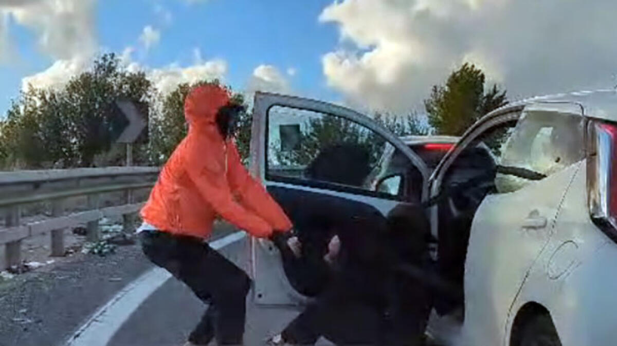 Donna trascinata dall'auto sulla Statale 268: il video fa il giro del web - 