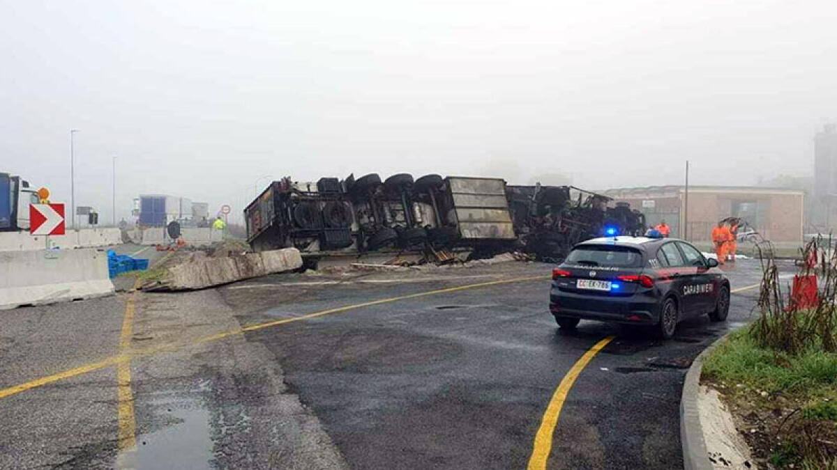 Tir si ribalta e prende fuoco, muore il camionista - 