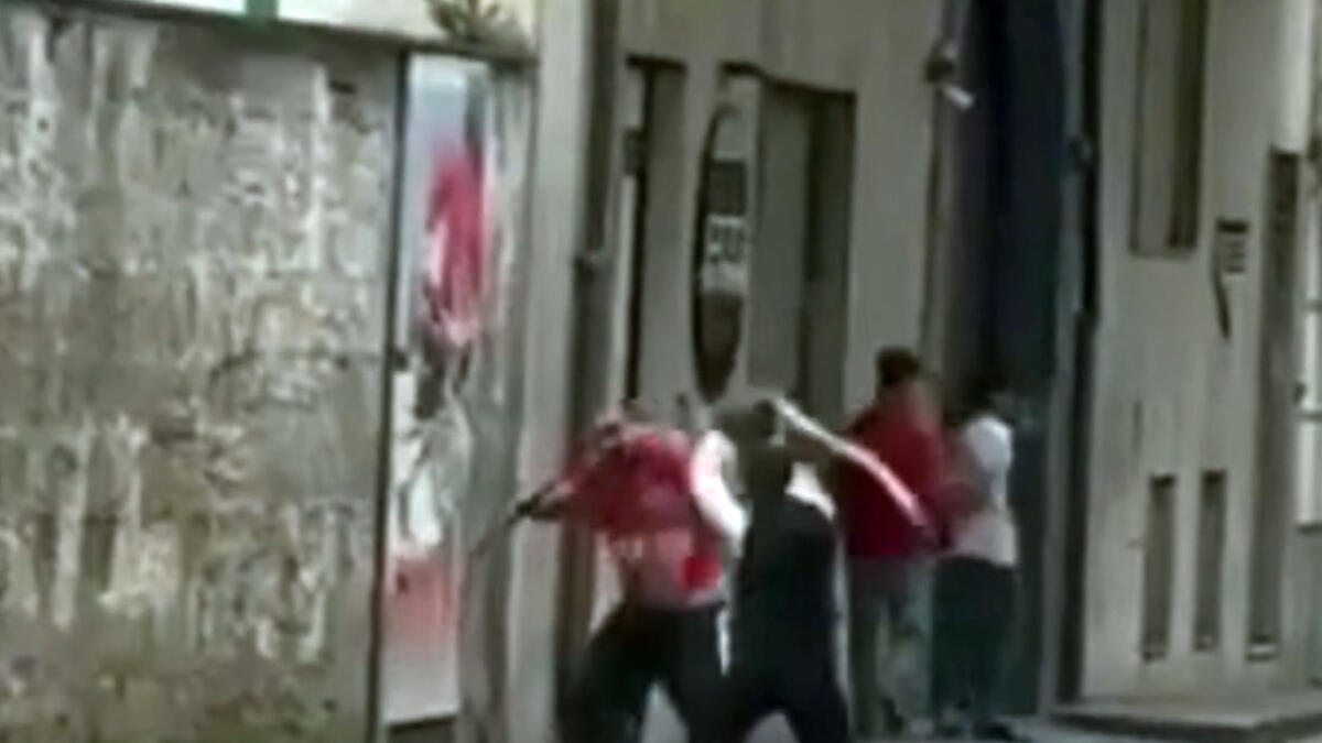 San Giuseppe Vesuviano, uomo prende ragazzi a bastonate - GUARDA IL VIDEO - 