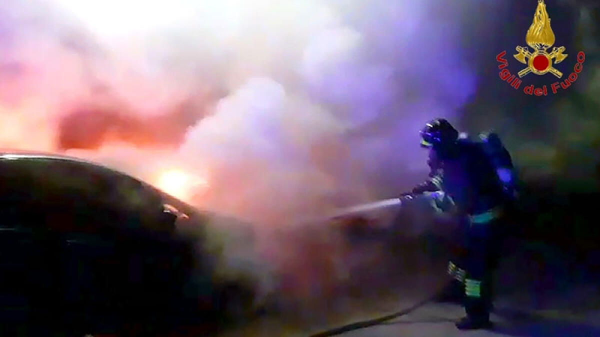 Auto prende fuoco e ne danneggia altre - 
