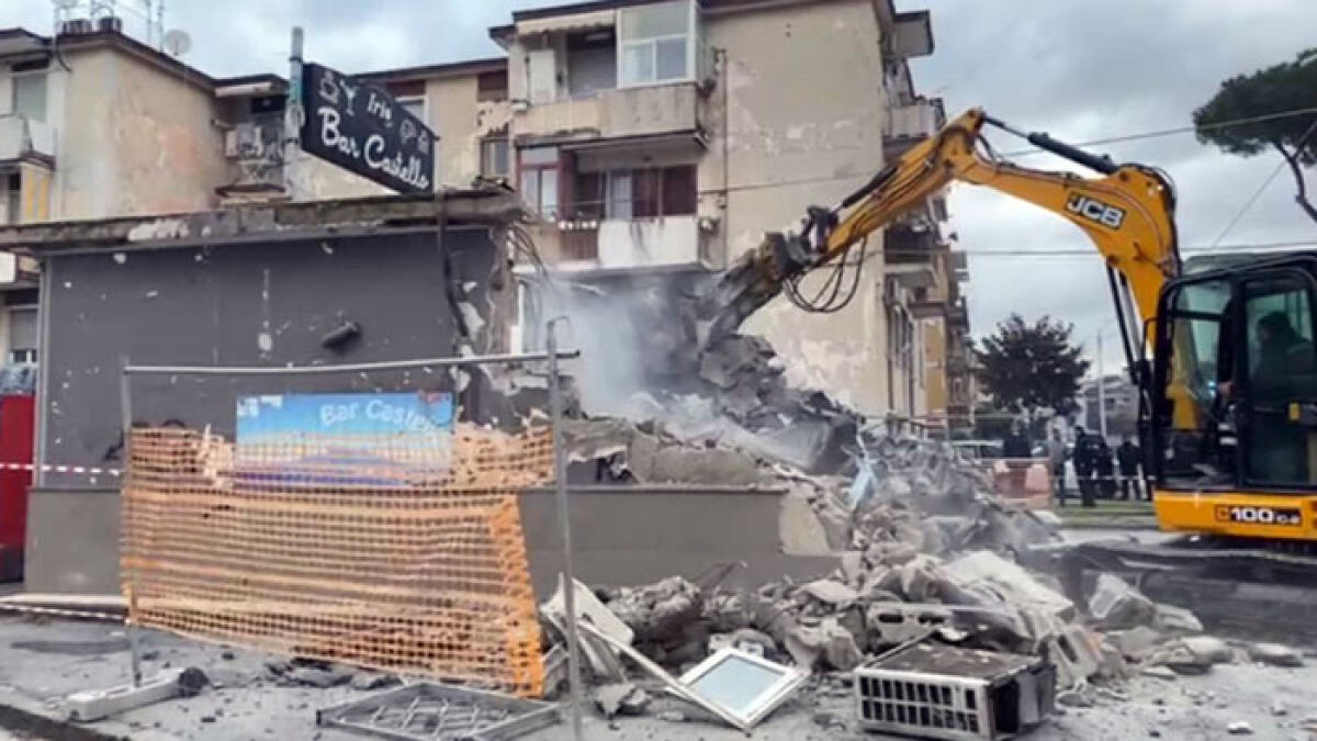 Ruspe abbattono chiosco abusivo nei Paesi Vesuviani - 