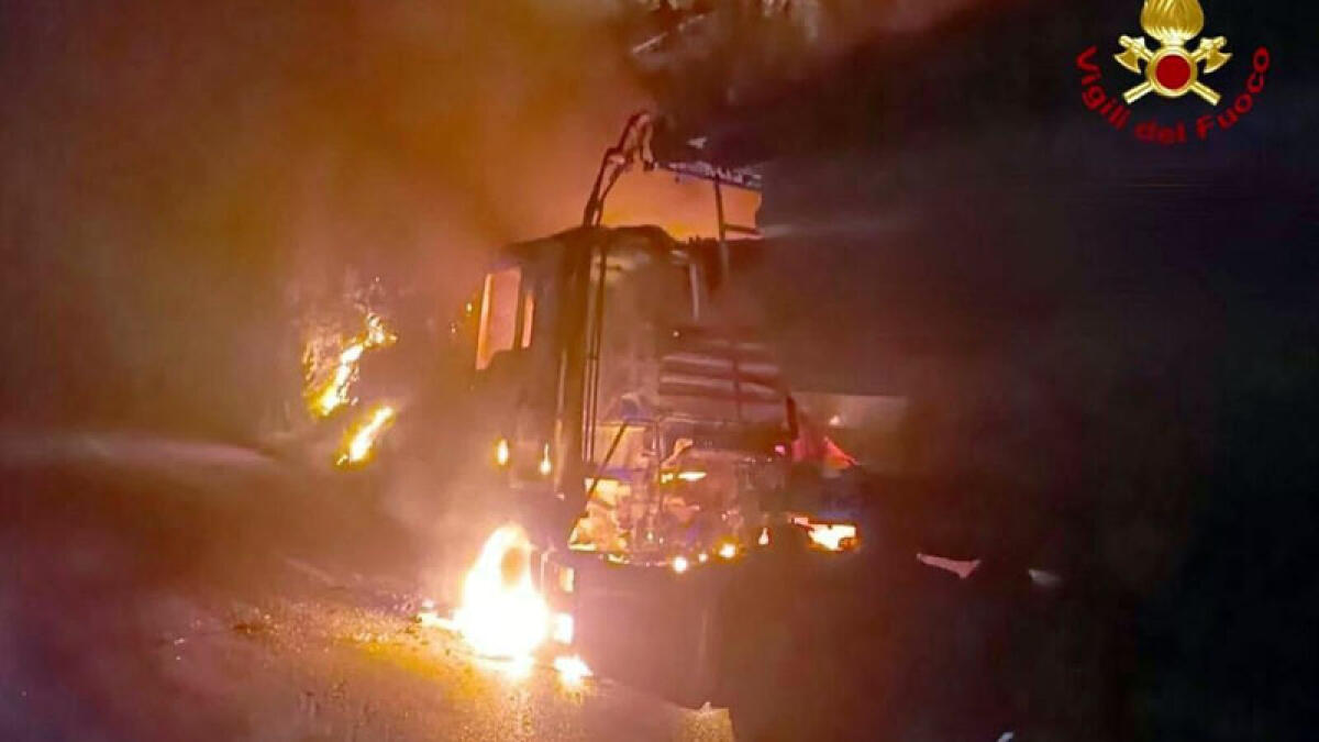 Camion in fiamme, l'autotrasportatore si salva per miracolo - 