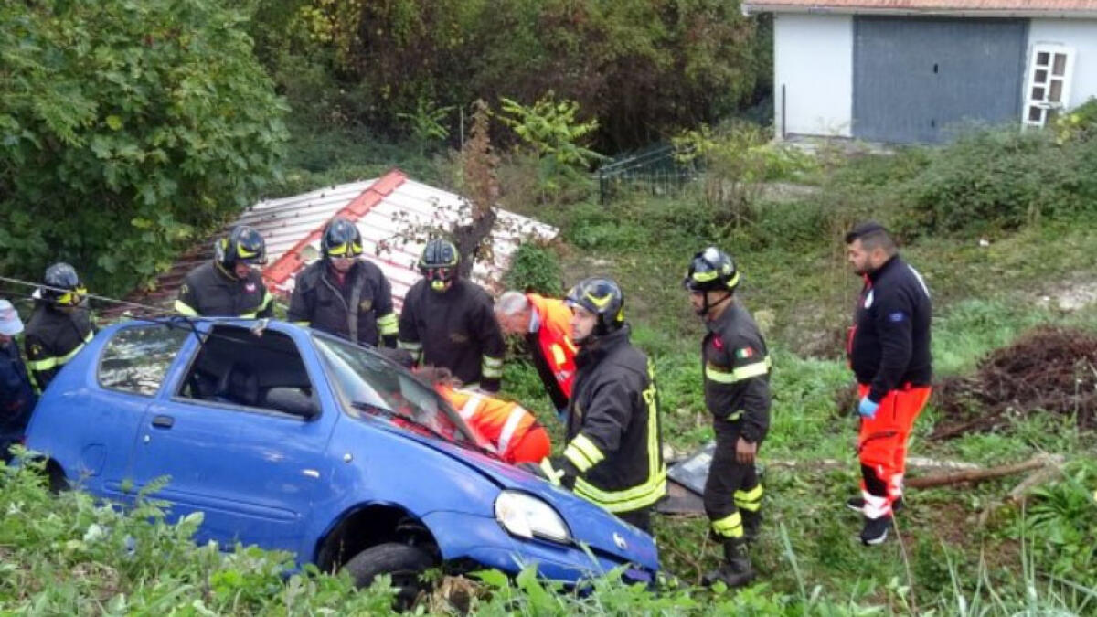 Volano nella scarpata con l'auto, a bordo coniugi dei Paesi Vesuviani - 