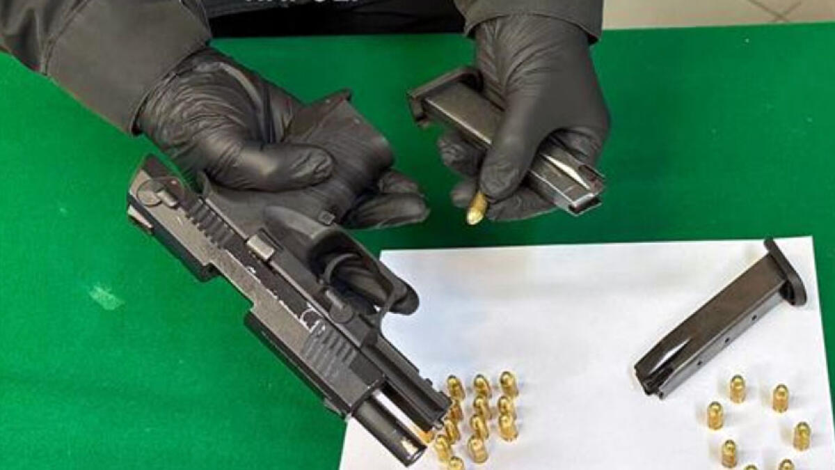 In giro a 19 anni nei Paesi Vesuviani con una pistola pronta a sparare - 