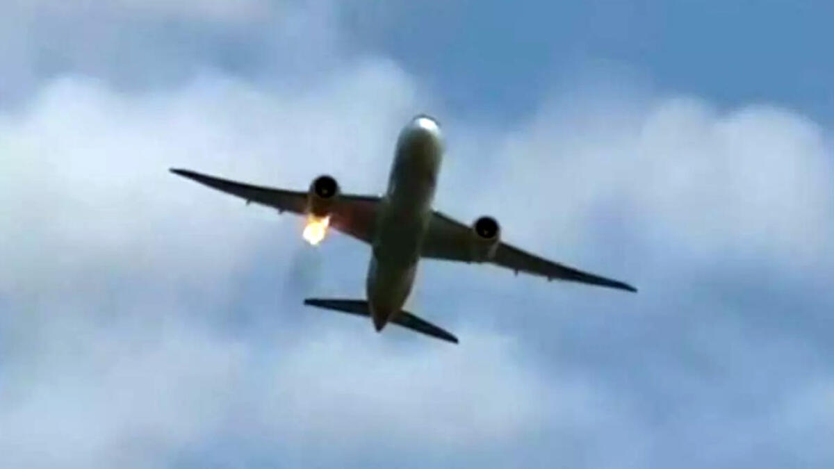 Aereo in fiamme nei cieli, scoppia il panico - 