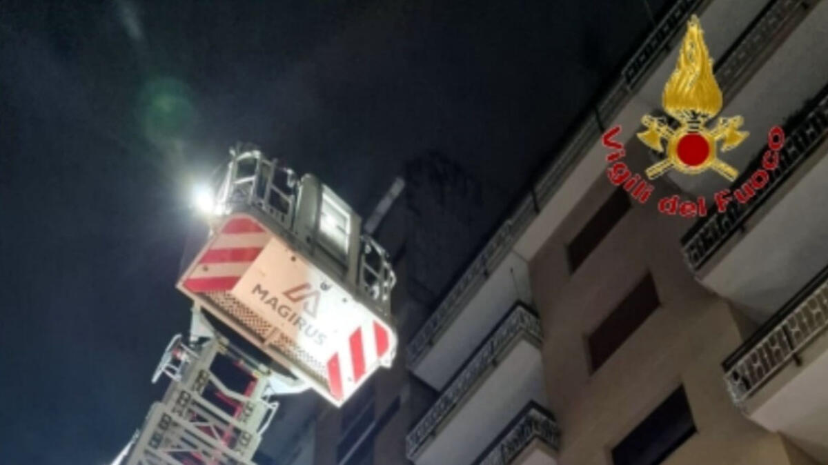 Coltello in faccia a moglie e figli: arrivano i pompieri per liberarli - 