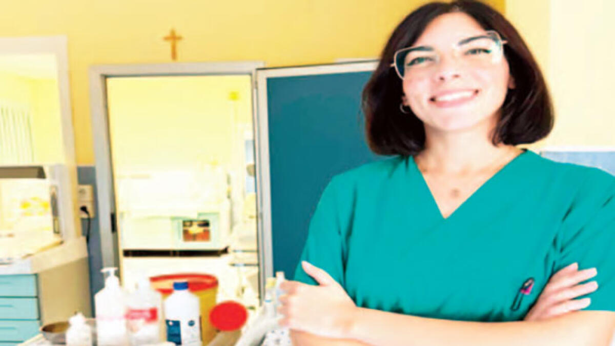 L'infermiera Sabrina salva uomo colto da malore in strada - 