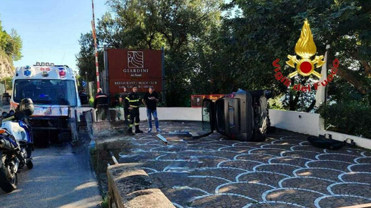 Auto si ribalta, donna in ospedale - 