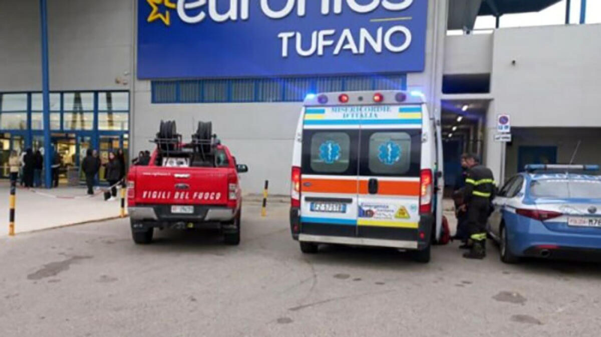 Incendio al centro commerciale in Campania - 