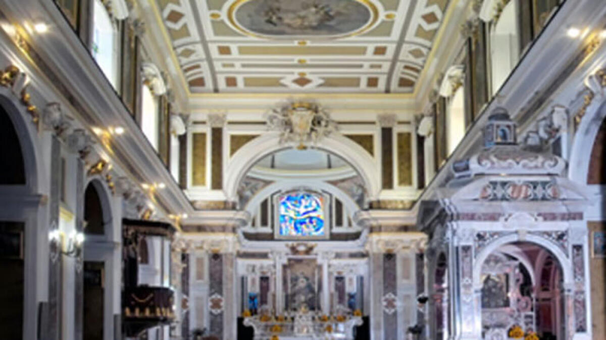 Prende fuoco il presepe nella basilica - 