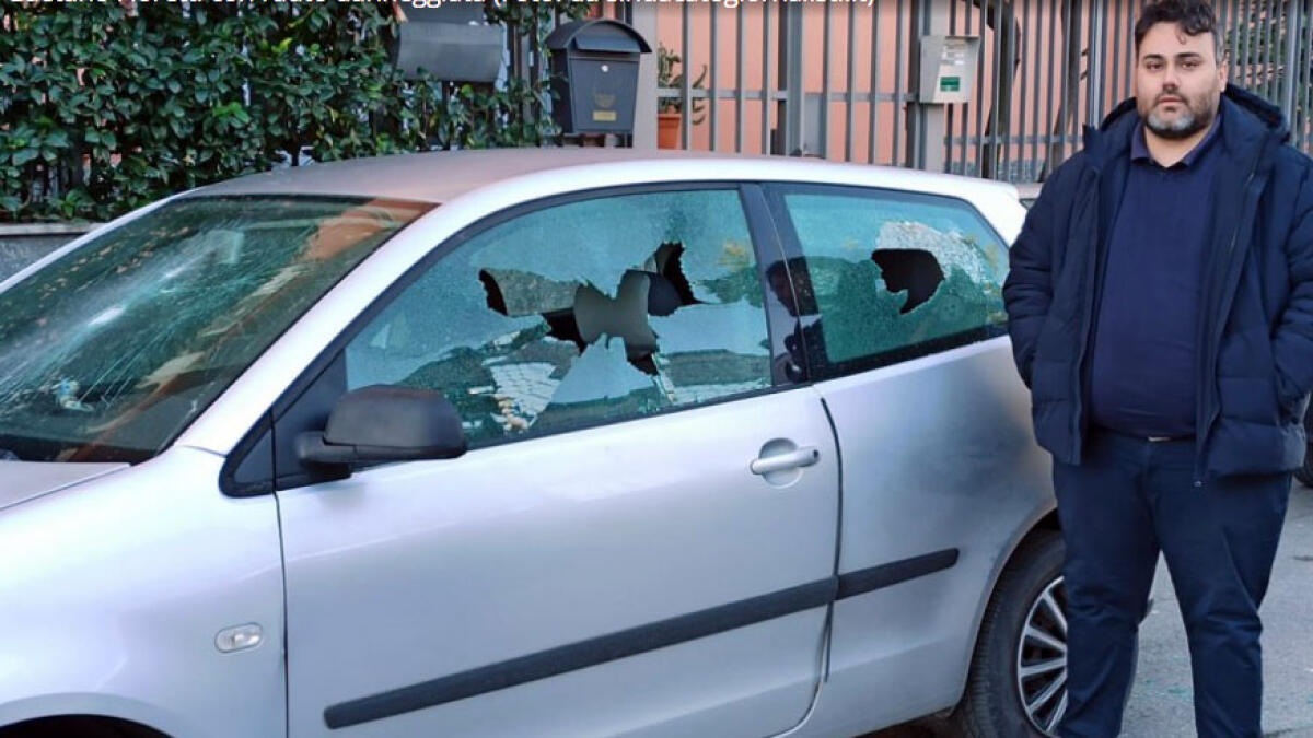 Martellate contro l'auto del giornalista - 
