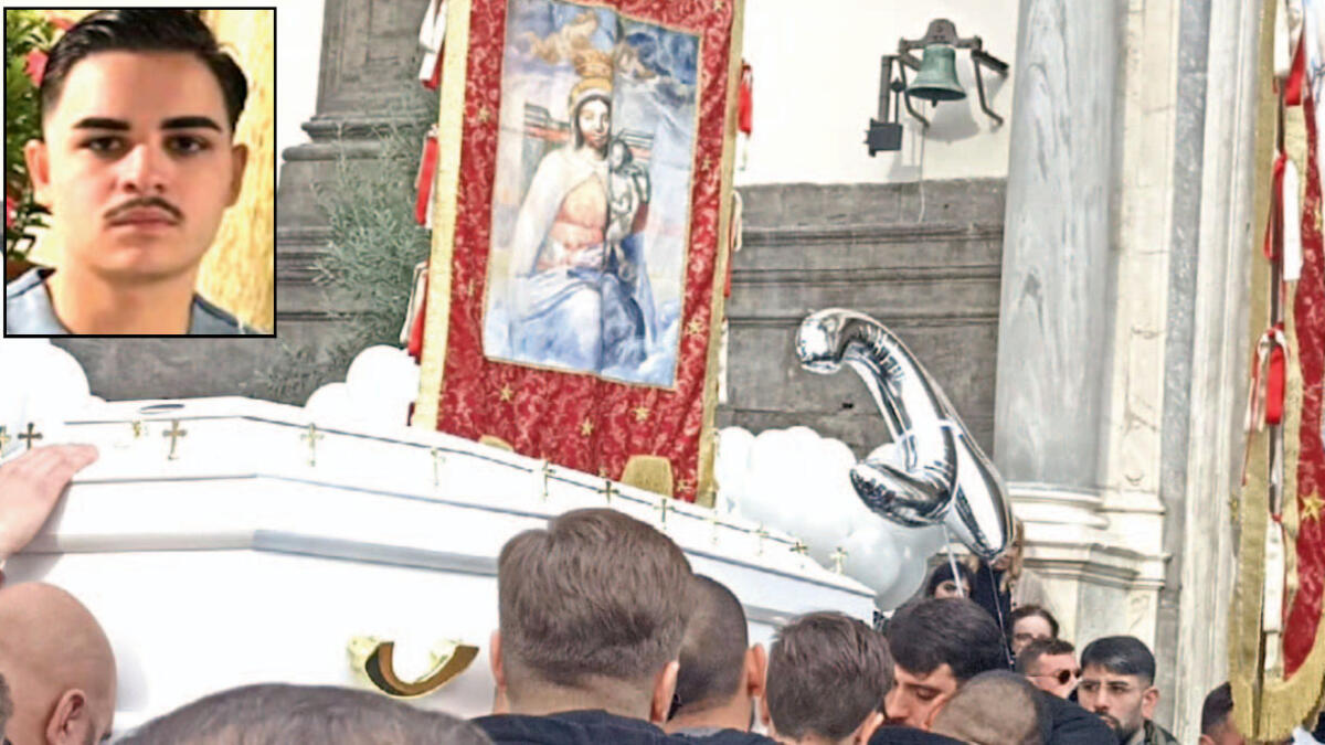 Palloncini, coriandoli e commozione per l'ultimo saluto ad Arcangelo - 