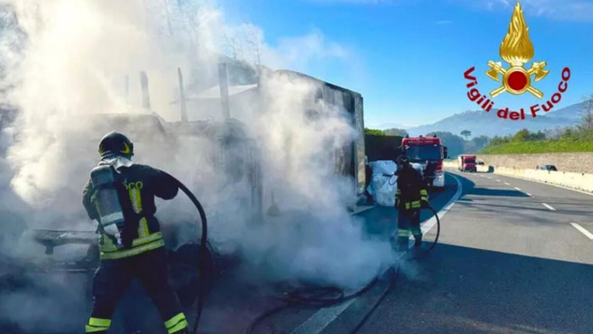 Ancora fiamme sull'A16, brucia furgone - 