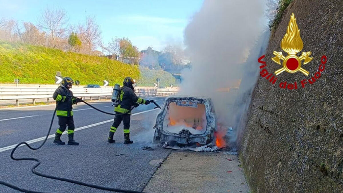Vanno in gita a Pietrelcina, l'auto prende fuoco - 