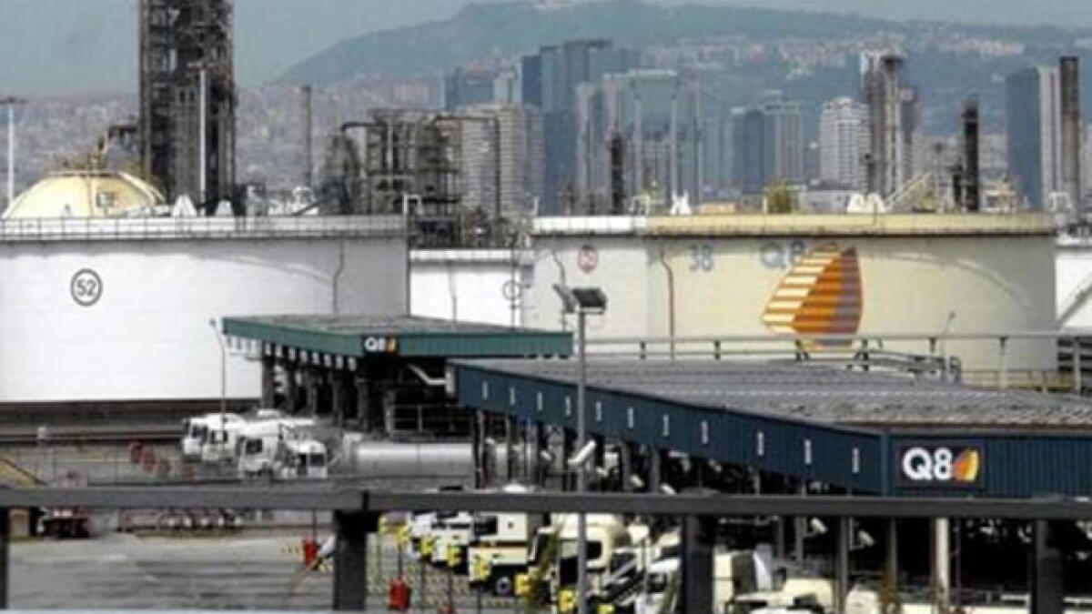 "Mangiamo tra i topi e paghiamo per parcheggiare", scioperano i lavoratori della raffineria - 