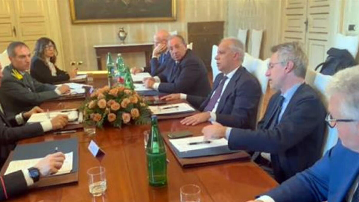 Troppi giovani uccisi, il ministro in prefettura per "disarmare" Napoli e provincia - 