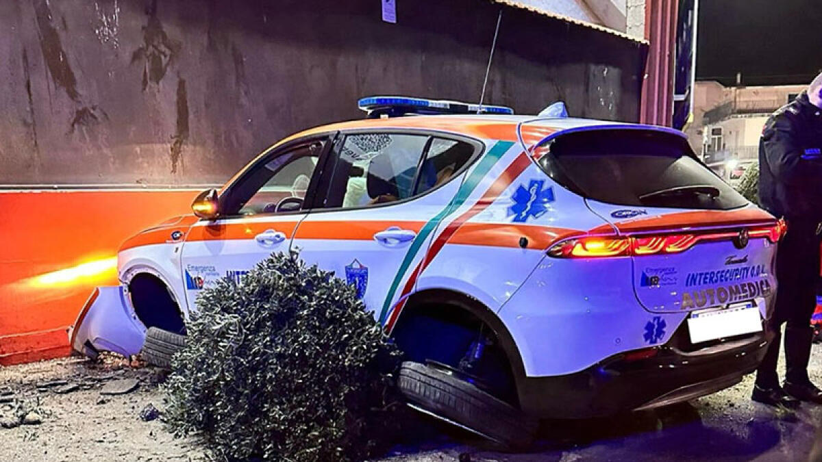Automedica si schianta nella notte contro il muro di un centro commerciale - 