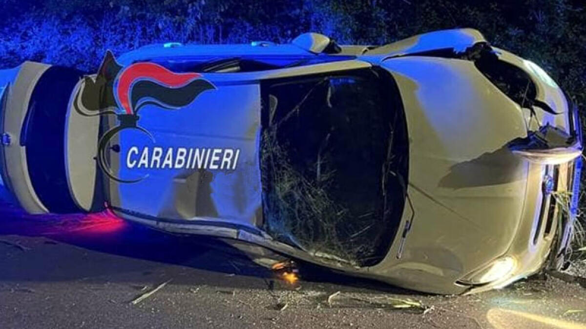 Si ribalta con l'auto dopo un folle inseguimento - 
