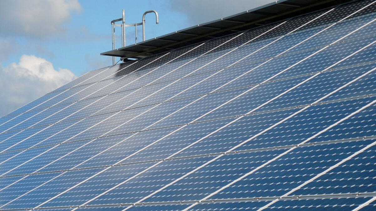 Sassaiola contro i pannelli fotovoltaici, vandali mandano in tilt la scuola - 