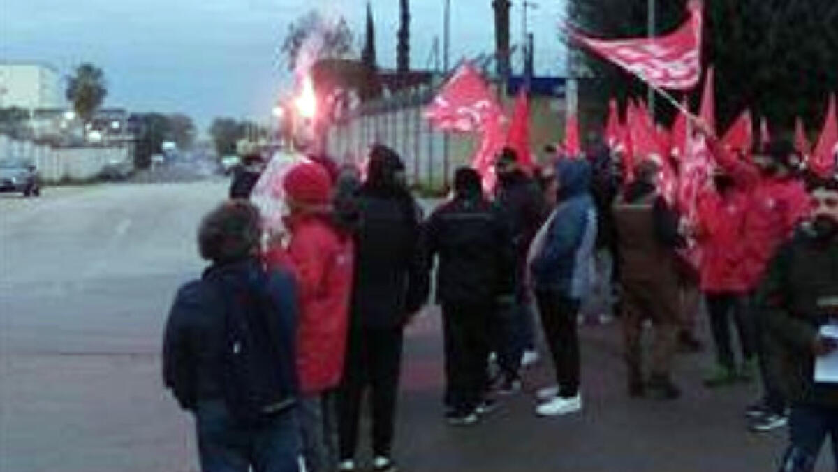 Sciopero e blocco alla Leonardo di Pomigliano - 