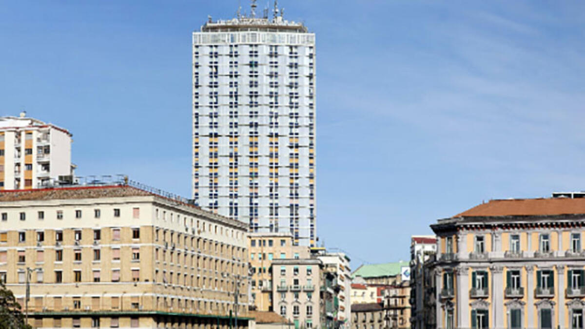 Donna precipita dal trentesimo piano dell'hotel e muore - 