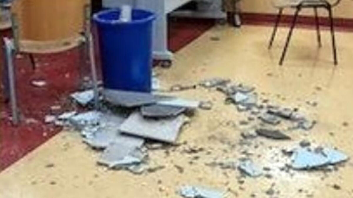 Si finge operatore sanitario e in pieno delirio distrugge un reparto - 