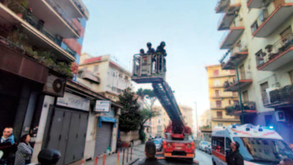 Abitazione in fiamme, anziano all'interno - 